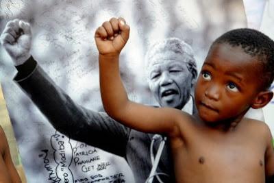 STORIA DI UNA VITA FRAGILE E (PRE)POTENTE: RICORDANDO NELSON MANDELA