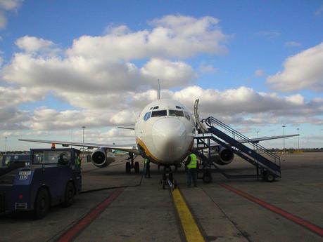 English: A Ryanair 737-200 airliner on the gro...