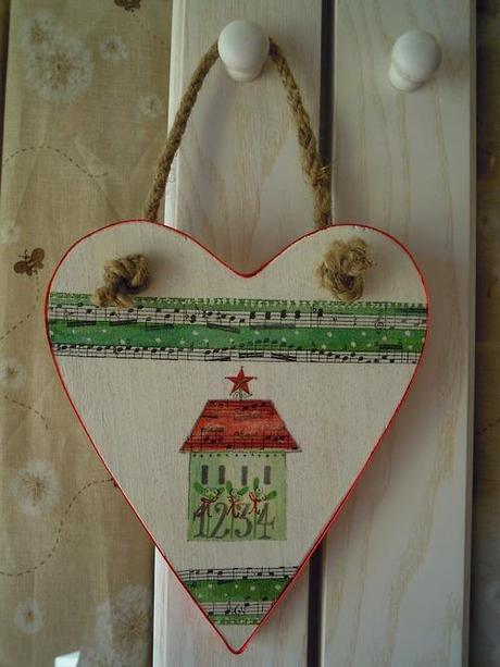 CUORE NATALIZIO
Un cuore in legno decorato con pittura acrilica,...