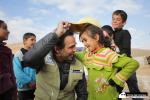 Beppe Convertini Testimonial per Terre Des Hommes della Missione umanitaria in un campo profughi