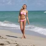 Jessica Hart, l’Angelo di Victoria’s Secret posa in spiaggia a Miami (foto)