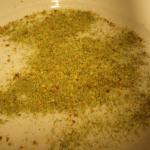 Preparare il misto di erbe secche e aggiungere un pizzichino di sale e pepe.