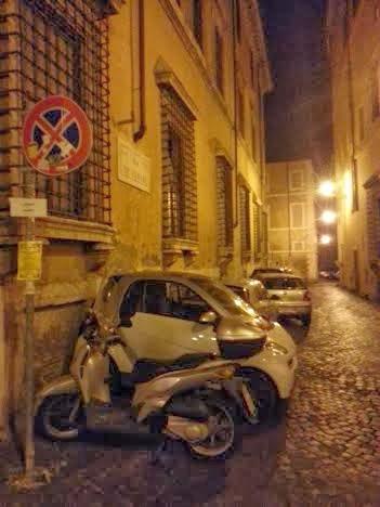 Mettiamoci d'impegno e salviamo l'isola pedonale del Ghetto. Uno dei luoghi più suggestivi (e sensibili) del mondo, trasformato in garage abusivo Mettiamoci d'impegno e salviamo l'isola pedonale del Ghetto. Uno dei luoghi più suggestivi (e sensibili) del mondo, trasformato in garage abusivo