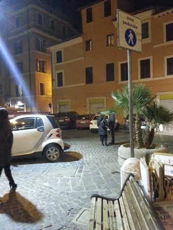 Mettiamoci d'impegno e salviamo l'isola pedonale del Ghetto. Uno dei luoghi più suggestivi (e sensibili) del mondo, trasformato in garage abusivo Mettiamoci d'impegno e salviamo l'isola pedonale del Ghetto. Uno dei luoghi più suggestivi (e sensibili) del mondo, trasformato in garage abusivo