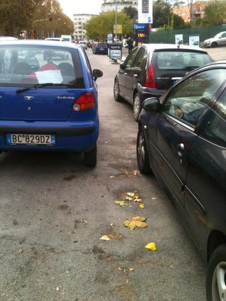 A Roma le strisce blu di fatto non esistono. Evase da tutti, specie dai commercianti, mentre gli ausiliari chiudono due occhi. Che conseguenze ha tutto ciò? Enormi A Roma le strisce blu di fatto non esistono. Evase da tutti, specie dai commercianti, mentre gli ausiliari chiudono due occhi. Che conseguenze ha tutto ciò? Enormi