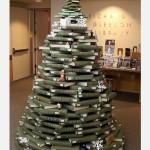 albero di natale realizzato con libri