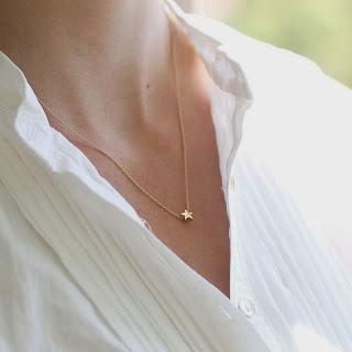 oggetti del desiderio: tiny gold necklace