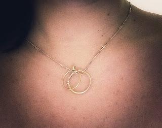 oggetti del desiderio: tiny gold necklace