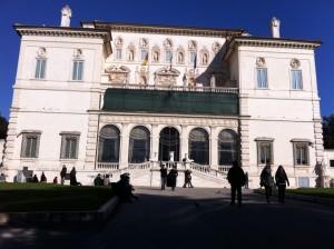 Galleria Borghese con sole e cielo di un bell'azzurro romano