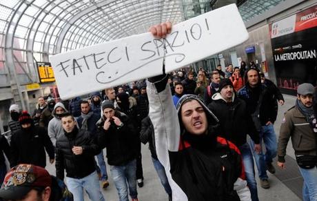 Una manifestazione del movimento dei forconi nella stazione ferroviaria di Torino. (Reuters/Contrasto)