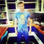 Lapo Elkann con la maglietta “Alzati e fattura”: la foto su Instagram