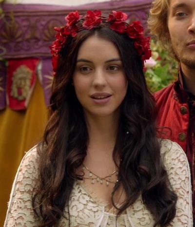 Reign: ricrea l’acconciatura di Adelaide con Serial Beauty Reign-Red-Flower-Hair-Mary-Adelaide-opening
