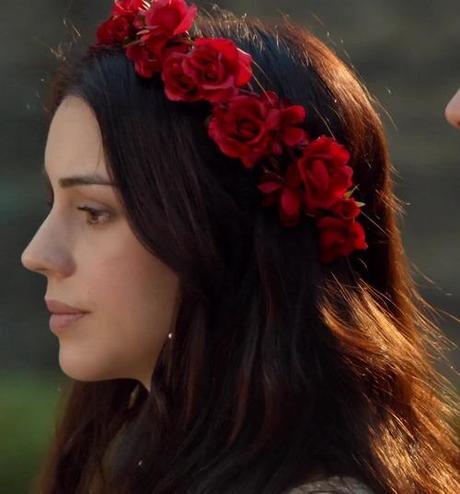 Reign: ricrea l’acconciatura di Adelaide con Serial Beauty Reign-Red-Flower-Hair-Mary-Adelaide-1