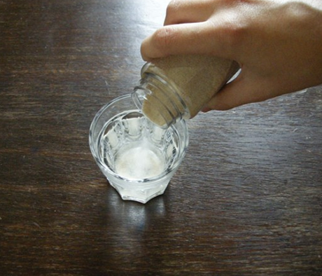 UNA BARCHETTA GALLEGGIANTE FA DA SEGNAPOSTO UNA BARCHETTA GALLEGGIANTE FA DA SEGNAPOSTO