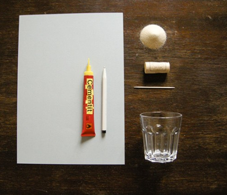 UNA BARCHETTA GALLEGGIANTE FA DA SEGNAPOSTO UNA BARCHETTA GALLEGGIANTE FA DA SEGNAPOSTO