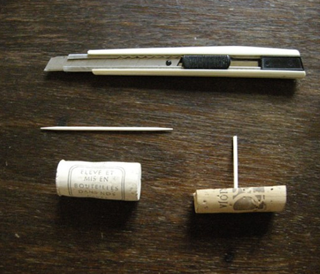 UNA BARCHETTA GALLEGGIANTE FA DA SEGNAPOSTO UNA BARCHETTA GALLEGGIANTE FA DA SEGNAPOSTO