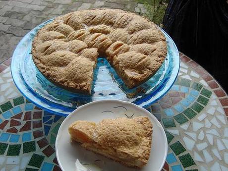 Crostata con pesche e crema alle mandorle