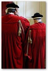 Toghe, stipendi choc: costano 1 miliardo l'anno Toghe, stipendi choc: costano 1 miliardo l'anno