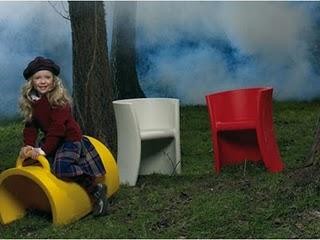 Un pezzo di design: la sedia Trioli del designer Eero Aarnio per Magis