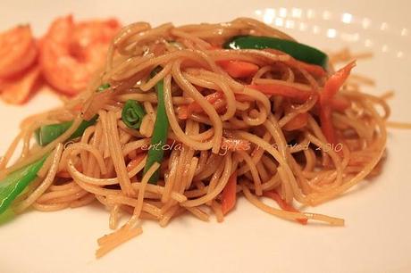 Noodles thai con verdure saltate (e gamberi?)