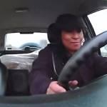 Donna si ribalta con la macchina ma non perde la calma (Video) Donna si ribalta con la macchina ma non perde la calma (Video)