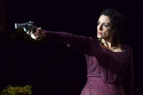 Hedda Gabler: ai Confini del Dramma Borghese