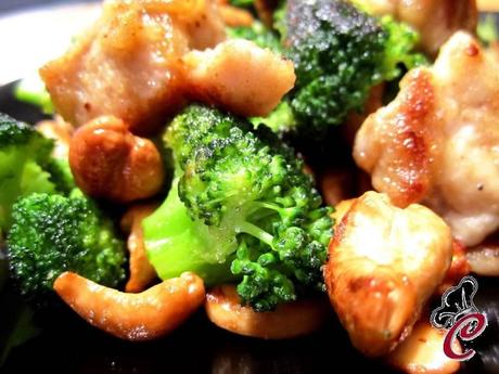 Bocconcini di pollo dorati con broccoli e anacardi: il piatto veloce che non sacrifica il sapore