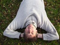 Sdraiato e sorridente Mia foto che mi ritrae sdraiato e sorridente nel prato con le braccia dietro la testa