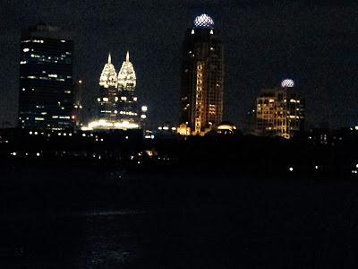 Dubai Marina e dintorni di notte..