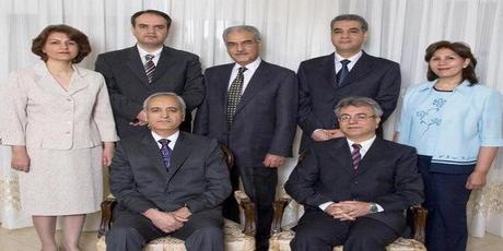 I sette Baha'i imprigionati in Iran. Da sinistra seduti: Behrouz Tavakkoli e Saeid Rezaie. In piedi: Fariba Kamalabadi, Vahid Tizfahm, Jamaloddin Khanjani, Afif Naemi e Mahvash Sabet.
