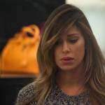 Belen Rodriguez, shopping di Natale in gonnellina scozzese (foto)