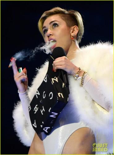 Miley Cyrus: regina degli EMA 2013 e delle provocazioni