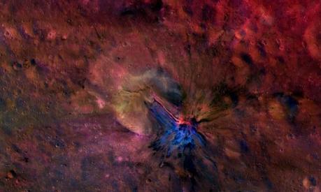 L'immagine composita del cratere Aelia sull'asteroide Vesta. Crediti: NASA/JPL-Caltech/UCLAMPS/DLR/IDA