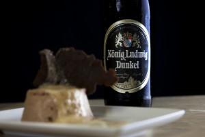 Mousse al cioccolato con salsa di latte piccante e aria di birra König Ludwig Dunkel