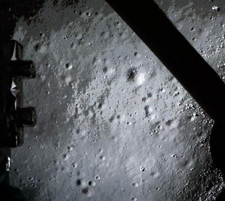 La prima immagine della superficie lunare scattata dalla missione cinese