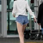 Miley Cyrus in mini shorts e camicia bianca a Miami guarda le foto01