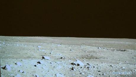 Paesaggio lunare visto da Yutu. Foto del 15 dicembre 2013. Crediti: CCTV