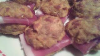 mini muffins di pane alla paprika e tonno