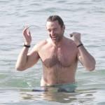 Hugh Jackman, 45 anni, sex symbol tutto muscoli: le foto in spiaggia a Sydney