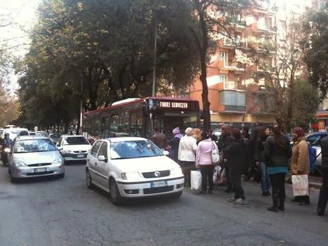L'autobus non passa per un'ora e un quarto e i cittadini bloccano la strada requisendo un bus 'fuori servizio'. La storia di Via Grimaldi raccontata da una testimone L'autobus non passa per un'ora e un quarto e i cittadini bloccano la strada requisendo un bus 'fuori servizio'. La storia di Via Grimaldi raccontata da una testimone