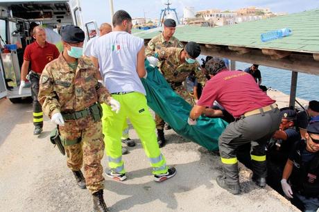 3 ottobre. Una fase delle operazioni di recupero delle vittime della tragedia di Lampedusa. Oltre 366 persone sono morte in seguito al naufragio di un’imbarcazione libica, affondata a poche miglia dal porto dell’isola siciliana. Sono 19.142 i migranti morti nel tentativo di arrivare in Europa dal 1988 a oggi, secondo Fortress Europe, Alto commissariato Onu per i rifugiati e Human Rights Watch.È di 6.064 la stima di morti e dispersi dal 1994 a oggi nel solo Canale di Sicilia (Ansa)3 ottobre. Una fase delle operazioni di recupero delle vittime della tragedia di Lampedusa. Oltre 366 persone sono morte in seguito al naufragio di un’imbarcazione libica, affondata a poche miglia dal porto dell'isola siciliana. Sono 19.142 i migranti morti nel tentativo di arrivare in Europa dal 1988 a oggi, secondo Fortress Europe, Alto commissariato Onu per i rifugiati e Human Rights Watch.È di 6.064 la stima di morti e dispersi dal 1994 a oggi nel solo Canale di Sicilia (Ansa)