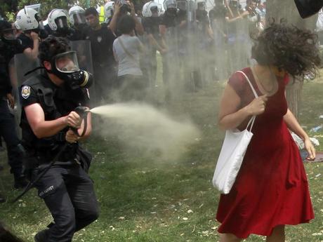 Esplora il significato del termine: 28 maggio. Ceyda Sungur, la dottoranda in Urbanistica all’Università di Istanbul diventata un simbolo delle rivolte di piazza Taksim, viene colpita dal getto degli idranti della polizia. In Turchia, le manifestazioni di protesta contro il progetto di costruire un centro commerciale al posto del parco Gezi sono cominciate il 28 maggio. Hanno assunto ben presto un carattere politico contro il governo del primo ministro Recep Tayyip Erdogan e la strisciante islamizzazione del Paese. Dopo alcuni tentativi di dialogo tra i dimostranti e il governo andati a vuoto, nella notte tra il 15 e il 16 giugno, piazza Taksim è stata sgomberata con la forza dalla polizia, ma le proteste sono proseguite. Si calcola che gli scontri abbiano causato una decina di morti in tutta la Turchia (Reuters/Orsal)28 maggio. Ceyda Sungur, la dottoranda in Urbanistica all’Università di Istanbul diventata un simbolo delle rivolte di piazza Taksim, viene colpita dal getto degli idranti della polizia. In Turchia, le manifestazioni di protesta contro il progetto di costruire un centro commerciale al posto del parco Gezi sono cominciate il 28 maggio. Hanno assunto ben presto un carattere politico contro il governo del primo ministro Recep Tayyip Erdogan e la strisciante islamizzazione del Paese. Dopo alcuni tentativi di dialogo tra i dimostranti e il governo andati a vuoto, nella notte tra il 15 e il 16 giugno, piazza Taksim è stata sgomberata con la forza dalla polizia, ma le proteste sono proseguite. Si calcola che gli scontri abbiano causato una decina di morti in tutta la Turchia (Reuters/Orsal)