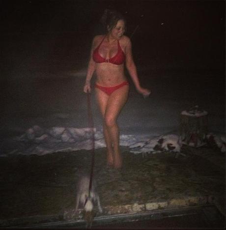 Mariah Carey, Santa Abbondanza in bikini per gli auguri di Natale ad Aspen
