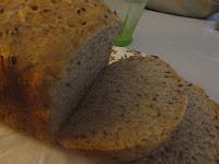 Il pane integrale ai semi di lino fatto a macchina