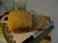 Il pane integrale ai semi di lino fatto a macchina