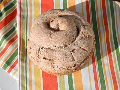 Spirale di pane integrale con pomodori secchi e semi di finocchio Spirale di pane integrale con pomodori secchi e semi di finocchio