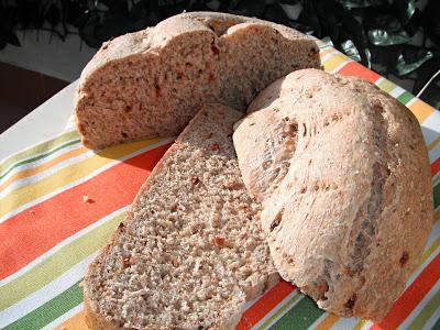 Spirale di pane integrale con pomodori secchi e semi di finocchio Spirale di pane integrale con pomodori secchi e semi di finocchio