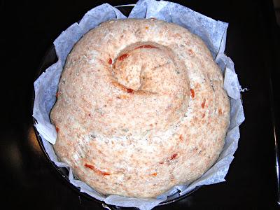 Spirale di pane integrale con pomodori secchi e semi di finocchio Spirale di pane integrale con pomodori secchi e semi di finocchio
