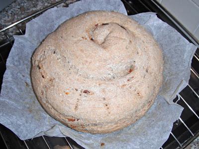 Spirale di pane integrale con pomodori secchi e semi di finocchio Spirale di pane integrale con pomodori secchi e semi di finocchio