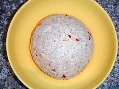 Spirale di pane integrale con pomodori secchi e semi di finocchio Spirale di pane integrale con pomodori secchi e semi di finocchio